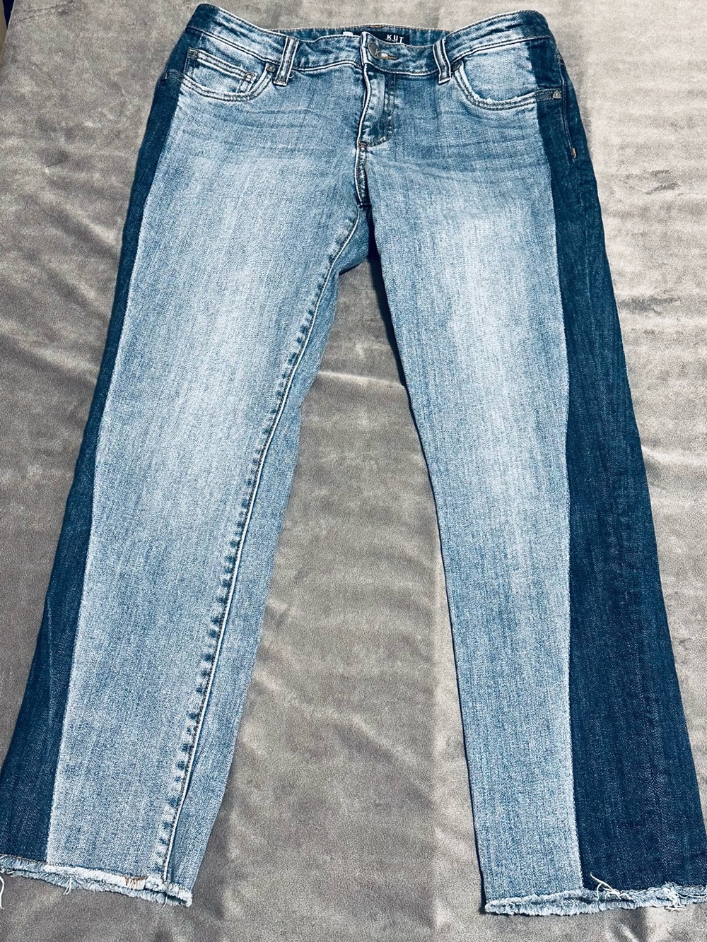 Kut from the kloth Wide Leg Ankle jeans Size 6 Two Toned Retro Frayed Hem